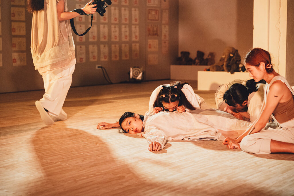 B-side Darling Mother_B-side_still_b