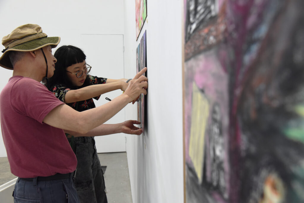 魔神仔劇照_父女布展